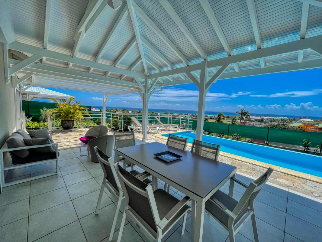 Location villa Rubis 2 chambres 4 personnes vue sur mer piscine à St François en Guadeloupe - terrasse....